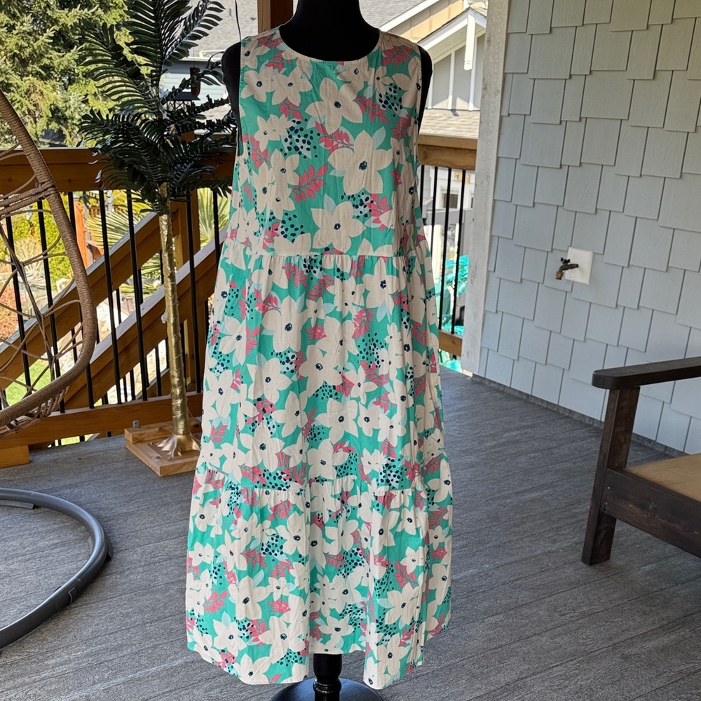 Easel Los Angeles | Sleeveless Tiered Floral Maxi Dress